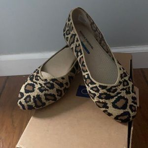 Size 8.5 W Skechers flats. Never worn.